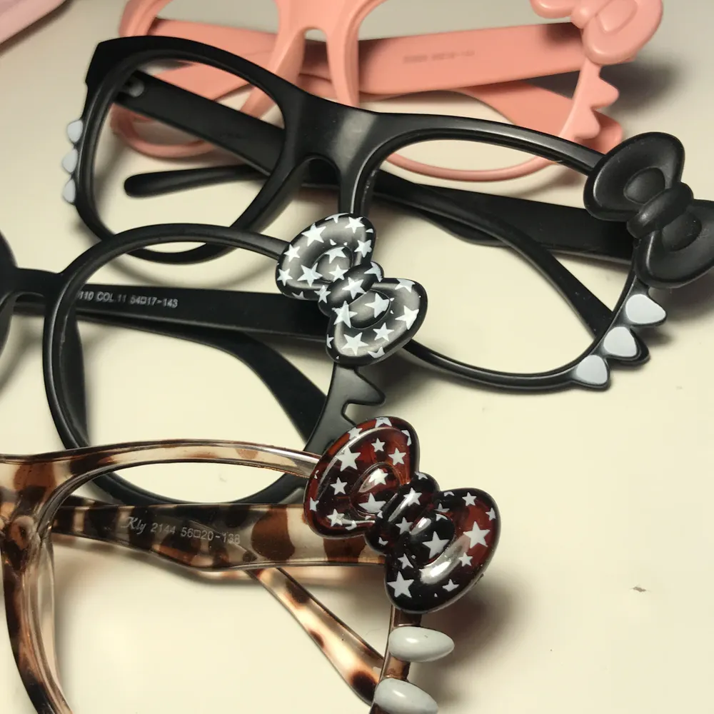 Super söta matt hello Kitty glasögonbågar köpte i Tokyo Japan. 29 kr ett par + Frakt 11 . Accessoarer.