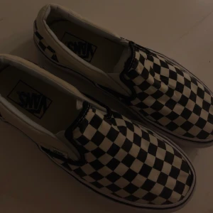 Rutiga vans - Supersnygga rutiga vans, använda ca 3 gånger! Köpa för ca 450kr! Storlek 40 men små i storleken!🤍