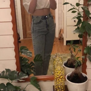 Jeans - Coola blå mom jeans från DR Denim ✨