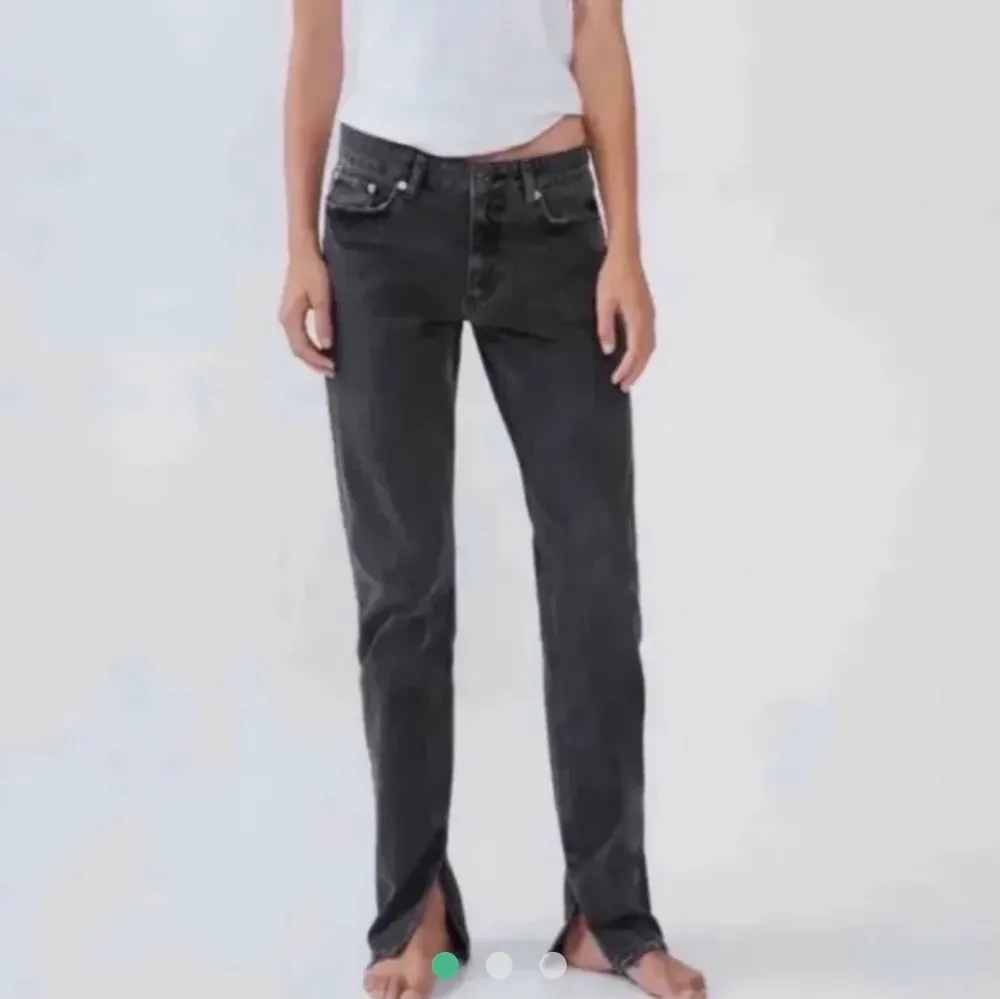 Hej! Jag söker dessa jeans i storlek 36/38! Hör gärna av er om ni har sådana och vill sälja. Jeans & Byxor.