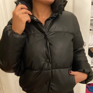 Vinterjacka  - Säljer min coola vinter jacka som jag tyvärr inte använder längre. Köptes för 1 månad sen och är använd fåtal gånger i fint skick!! 💕 passar XS-M.                     LEDANDE BUD 270kr  avslutar budgivningen på fredag 16.00 💕