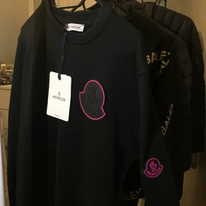 Moncler tröja  - Helt ny Storlek:S passar även M , äkta 