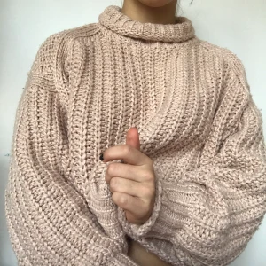 Stickad tröja - Populär stickad tröja från hm! Säljer då den ej kommer till användning. Skriv privat vid intresse! Köpare står för frakt 