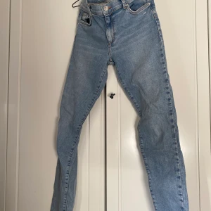 Never Denim Skinny Jeans strl M - Knappt använda skinnyjeans från BikBok med fräsch, ljus jeansfärg. Lite för stora för mig som egentligen är en S och  nypris tror jag ligger på 599! Säljer för 200 kr, frakten ingår i priset! 