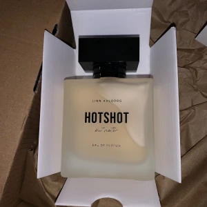 Linn Ahlborg, Hot Shot but hotter. - Linn Ahlborg’s hotshot but hotter som släpptes i tisdags. Råkade beställa 2 haha och väljer därav att sälja en! Gratis frakt🤍