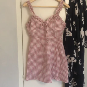 Klänning - Sååååå fin rutig klänning 🥺 aldrig kommit till användning & lappen kvar 🥰