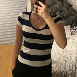 Tommy Hilfiger t-shirt - En vit och marinblå t-shitt från Tommy Hilfiger. Köpt i USA och är XS. Väldigt stretchig så passar mig som vanligtvis är en S/M