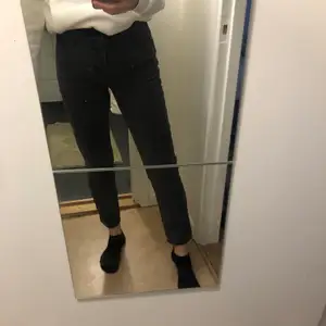 Grå/svarta jeans från hm. Passar small, jag är 172 lång