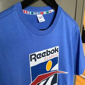 Oanvänd retroinspirerad Reebok T-shirt från sommarens kollektion 👏🏼 Rak/unisex modell som går att styla på många sätt 🥰 Frakt tillkommer! 