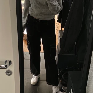 Svarta cargobyxor! - Jättecoola svarta cargobyxor från urban outfitters. Använda cirka 2 gånger. Det står att byxorna är storlek W30, L32 men jag skulle säga att dom är lite mindre än det. Midjemåttet är 80cm. Jag säljer för att dom är lite för små och för korta för min smak (jag är 173cm) :))