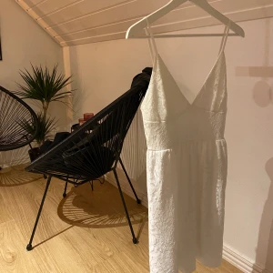 KLÄNNING NELLY - Klänning från nelly i spets. Storlek xs men passar också s. Använd en gång, 120 kr + frakt 🚚 