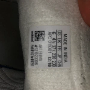 Adidas Skor (Ljusrosa) strl 37,5 - Vita adidas skor med ljusrosa detaljer! Använt väldigt få gånger. Storlek 37,5! Säljs pga Var för små när jag fick de. Ser nästan ut som nya! Väldigt fint skick! KÖPAREN STÅR FÖR FRAKT.   Säljs för 250, köptes för 999kr