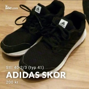 Adidas skor - Cleana och snabba träningsskor från Adidas i storlek 40 2/3 (alltså nästan 41). Endast använda någon enstaka gång, finns att hämta i Stockholm stad.