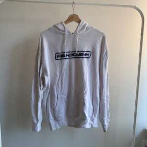 Vit Hoodie - Vit hoodie i herr strl XL, köpte då jag ville ha den oversized.Skriv om du är intresserad eller undrar något💕