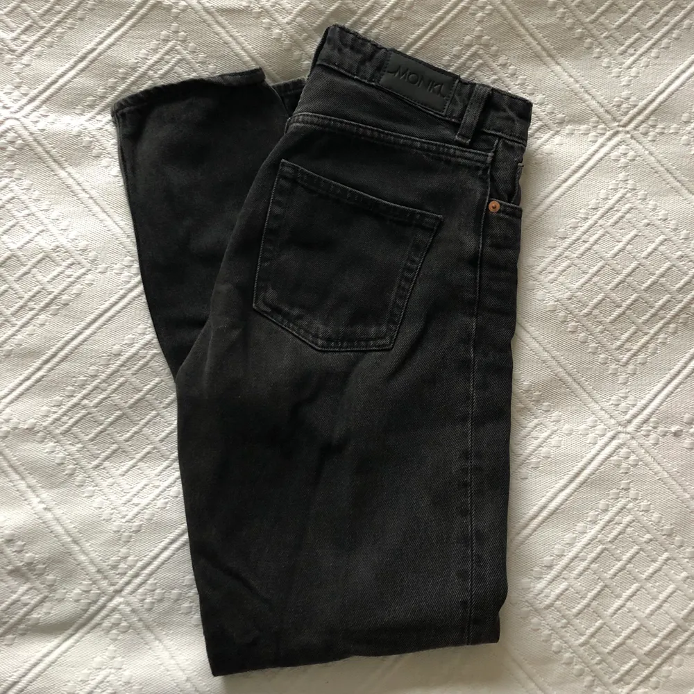 Fina jeans från monki i modellen kimono, storlek 27. Lite gråsvarta men tycker det är väldigt fint! Säljer då de inte passar mig längre. Jeans & Byxor.