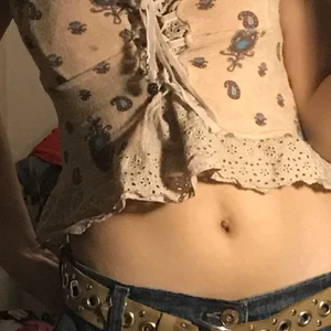 Rosa topp med mönster  - Jätte snygg rosa topp med coola design på säljs för att jag inte använder,buda i kommentarerna eller privat och budaren/köparen står för frakten 