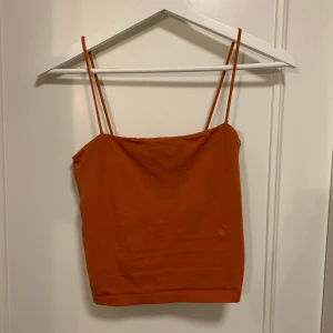 Croptop från Gina, S - Topp från Ginatricot i str S. Swipe för mer info🙌 