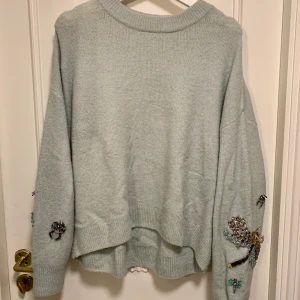 Stickad tröja från HM, str S - Superfin stickad tröja från H&M, använd några fåtal gånger. Swipe för mer info 🌸 