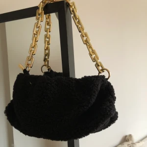 Söt väska - Jätte söt väska i teddy från shein, kommer inte till användning. Både axelbanden följer med! Köpare står för frakt💗