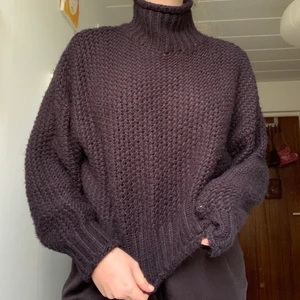 Stickad tröja  - Stickad svart tröja, väldigt varm och skön. Köparen står för frakten. 