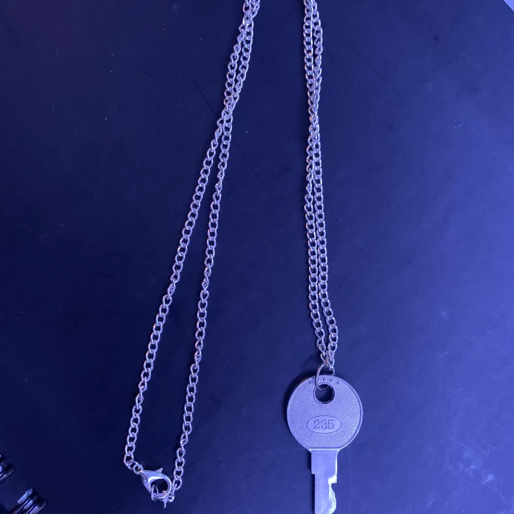 långt halsband med nyckel, aldrig använt.. Accessoarer.