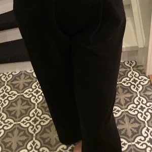 Vida kostymbyxor, HM - Vida kostymbyxor från Hm. Köpta secondhand, men de är i bra skick. Några lösa trådar här och där. Jag är 170 cm lång och de går ner till fötterna på mig. Frakt tillkommer💕