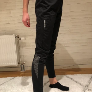 Varmare träningstights - Dessa träningstights är lite varmare i materialet och passar perfekt till att träna utomhus med vid kallt väder, håller alltså värmen väldigt bra! Har inga märken vad jag kan se.