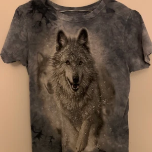 t-shirt med vargtryck - fin batik t-shirt men jättecoolt tryck!! tycker om denna jättemycket men den kommer tyvärr inte till användning:( hör jättegärna av dig vid frågor eller intresse!! frakt tillkommer<3