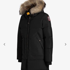 Parajumper jacka - •Long bear Young girls Parajumper •S/M, passar mig som har storlek XS •Köpt i slutet av förra vintern, nyskick  som ni ser •Köpt från Johnells, slutsåld där •Köpt för 5300kr, därmed kan priset diskuteras och sänkas •QR-kod finns och kan skicka bevis •Etiketterna finns fortfarande och det svarta märket kan läggas på istället för det röda •Betalas genom swish, kan mötas upp runt om Göteborg •Först till kvarn (•passar ej min stil längre)