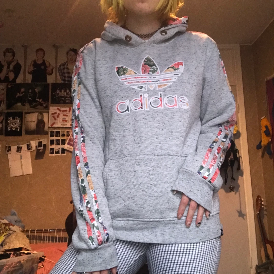 Grå och Blommig adidas hoodie 