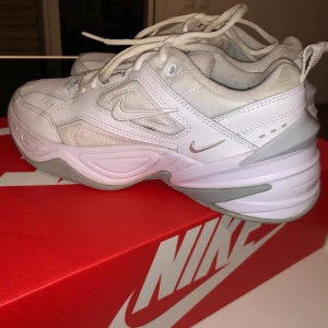 NIKE MK2 TEKNO - Skorna är i fint skick, lite smutsiga men absolut nått man kan ta bort och göra rent. Köpta för 800kr, köparen står för frakt 💫