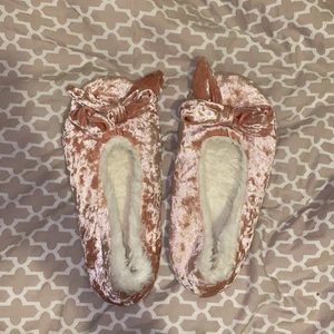 Inomhus skor - Använt två gånger hemma. Superfina ser ut att vara från Victoria secret men vet inte riktigt då jag fick dem.🤍 sammet. Har storlek 36 men dem lite stora för mig så skulle säga strl 37