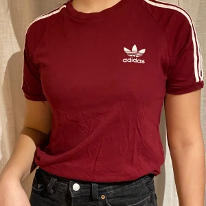 Adidas tröja  - Snygg adidas t-shirt i vinröd färg. 