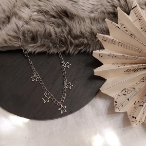 Stjärnhalsband - En stor favorit i repris. Ett av de bästsäljande halsbanden hos Pearlz.wear. Nu finns det äntligen tillbaks i lager!!