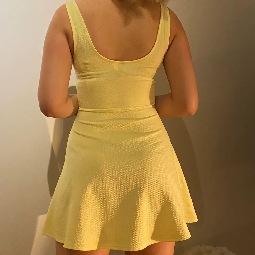 Superfin klänning i en somrig gul färg. Kan sys om till snygg kjol! Större ringning baktill, strl xs-S . Klänningar.