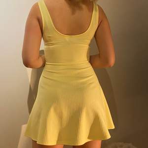 Superfin klänning i en somrig gul färg. Kan sys om till snygg kjol! Större ringning baktill, strl xs-S 