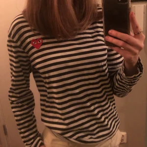 Cdg tröja - BUDA❤️ Jättefin äkta tröja från con de garcon. Nyskick men kommer inte till användning! Sitter bra och är otroligt skön, passar till nästan allt och är verkligen super najs nu till vintern/hösten. Priset börjar på 200 men är flera intresserade får ni buda privat! 🤝 Kan mötas eller frakta men då tillkommer det en frakt kostnad! ❣️