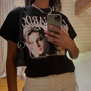Leonardo Dicaprio T-shirt  - En helt ny T-shirt med en ung Leonardo dicaprio bild på. Endast testad. Köparen står för frakten - 63kr ✨💙✨