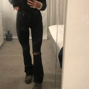 svarta bootcut jeans - Säljer mina svarta bootcut jeans nu pågrund av att jag växt ur dom.  Köpte dom vintern 2019 och andvänt som x antal gånger. Hålet i knät har jag gjort själv. Jag är 169 och dom är i storlek xs. Super stretchiga och super sköna.