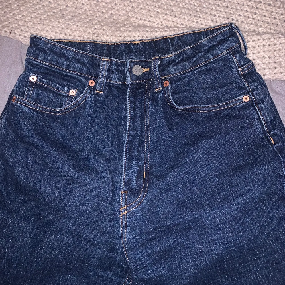 Säljer dessa super fina weekday jeansen som inte längre passar mig❤️ De är i färgen River Blue och i storleken W27 L30☺️ Jag är 172 och är ganska korta på mig, Färgen är ganska oklar men jag skulle säga att dem är mörkblåa😊 FRAKT INGÅR ALLTID. Jeans & Byxor.