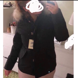 Vinterjacka - En fin vinterjacka i bra skick. Använd endast en vinter. Säljer pga för liten storlek. Äkta päls  