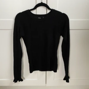 Ribbad svart tröja från BikBok, M - Plagget är i väldigt gott skick endast använt ett fåtal gånger, har väldigt fin passform och en fin svart färg.