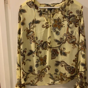 Blus aldrig använd - Rensar garderob efter flytt allt är inklusive frakt! 