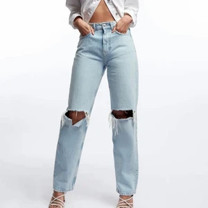 Raka jeans - Säljer dessa as snygga och populära jeansen från Gina tricot, då dom inte sitter som jag önskar.💘 bra skick då de nästan aldrig används ⚡️ 