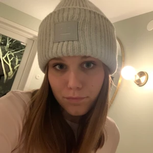 Acne mössa grå - En as snygg acne mössa som är nästintill oanvänd. Jätte varm och gosig nu för vintern. Köpt för 1200 kr på NK. Säljer för att den inte riktigt är min stil längre. Budgivning i kommentar vid stort intresse. 