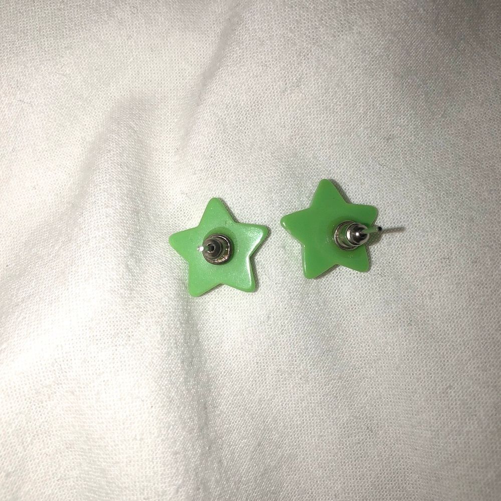 Gröna unika örhängen i form av stjärnor från tidigt 2000-tal.. Accessoarer.