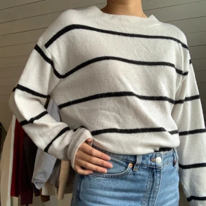 randig tröja - mysig stickad tröja från hm, den är ganska tunn och i använt skick. frakten ingår i priset🥰