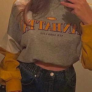 Snygg sweatshirt  - Säljer denna sweatshirt då den knappt får plats i min garderob. Jätte mjuk, nästan aldrig använd. Har man frågor eller vill ha fler bilder så kan man bara kontakta mig:)❤️❤️ kan mötas upp eller står köparen för frakt
