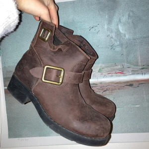 The Urban project - Säljer dessa superduper fina The Urban Project bootsen. De ligger i samma stuk som Johnny Bulls skorna. De är använda men fortfarande i väldigt fint skick. Säljer då de inte längre passar mig! Kontakta mig gärna för frågor eller vidare funderingar🤩