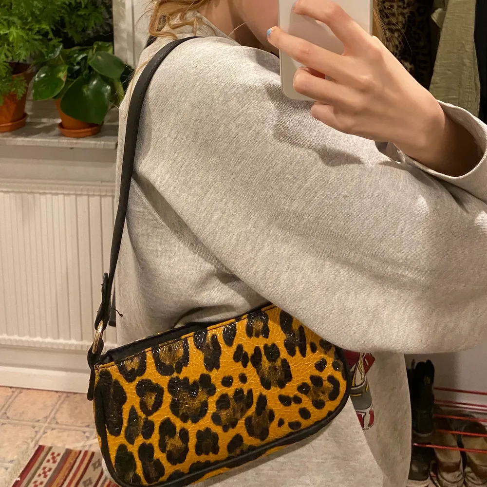 Najs leopard handväska, får plats me mobil nycklar plånbok o allt sånt :-) puss. Väskor.